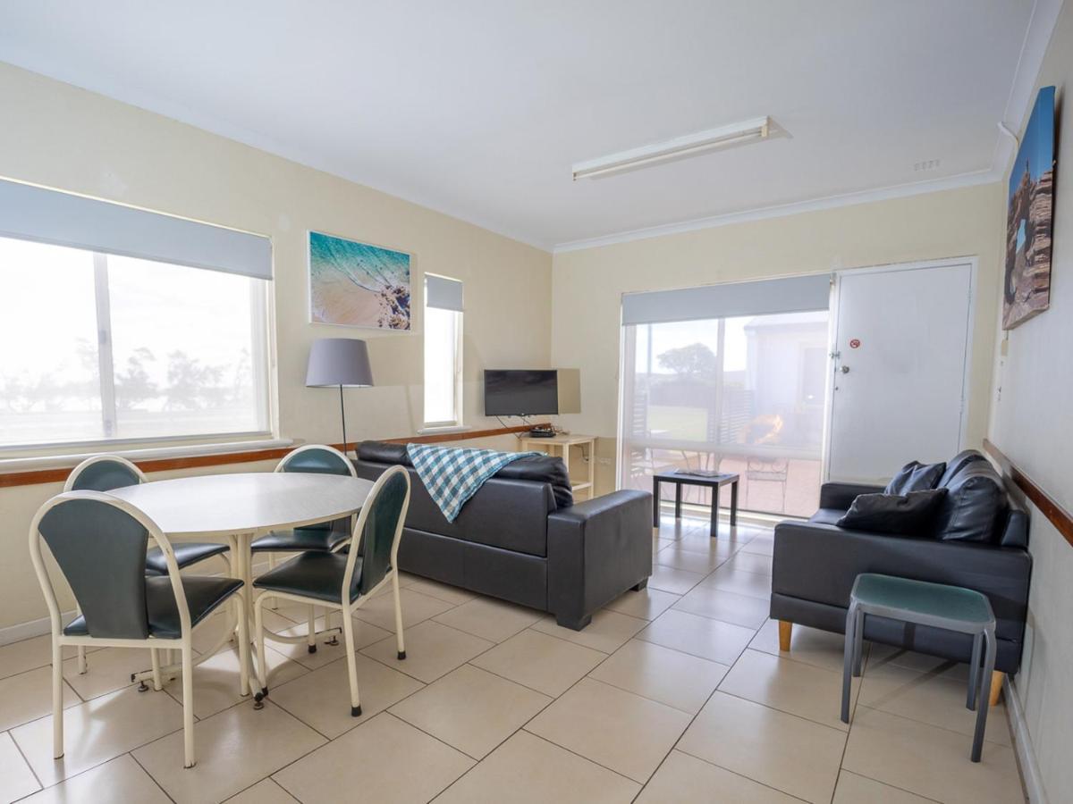 Api Pelican Beach Front Apartments カルバリ エクステリア 写真