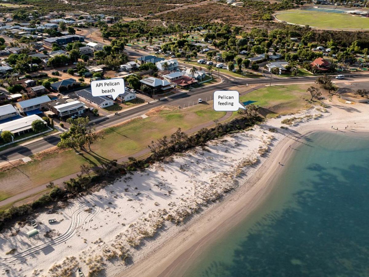 Api Pelican Beach Front Apartments カルバリ エクステリア 写真