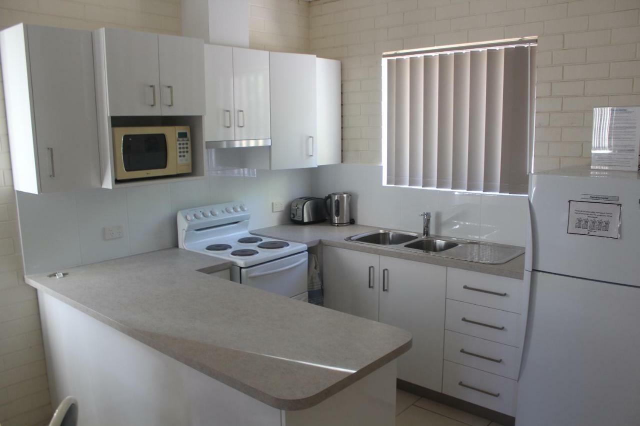 Api Pelican Beach Front Apartments カルバリ エクステリア 写真
